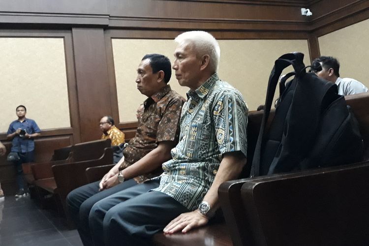 Sekjen KONI Ending Fuad Hamidy dan Bendahara KONI Johny E Awuy di Pengadilan Tipikor Jakarta, Kamis (9/5/2019).