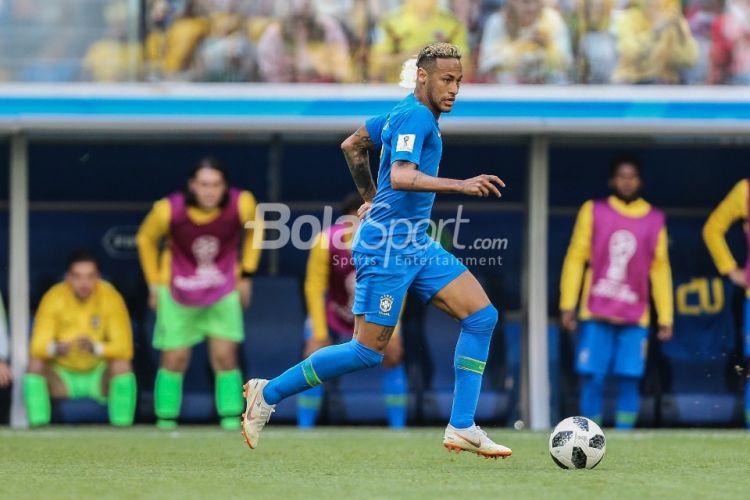 Neymar tengah menggiring bola pada pertandingan Brasil vs Kosta Rika di Stadion Krestovsky, St. Petersburg, 22 Juni 2018.