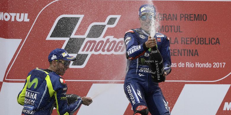 Pebalap Movistar Yamaha asal Spanyol, Maverick Vinales (kanan), dan rekan satu timnya asal Italia, Valentino Rossi, merayakan hasil finis pertama dan kedua pada balapan GP Argentina di Autodromo Termas de Rio Hondo, Minggu (9/4/2017).