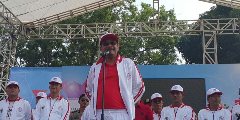 Gubernur DKI Jakarta Djarot Saiful Hidayat memberikan sambutan dalam acara Kebayoran Lama Fun Walk di Lapangan Ahmad Yani, Kebayoran Lama, Jakarta Selatan, Minggu (10/9/2017).