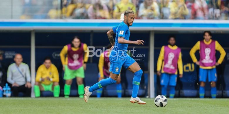 Neymar tengah menggiring bola pada pertandingan Brasil vs Kosta Rika di Stadion Krestovsky, St. Petersburg, 22 Juni 2018.