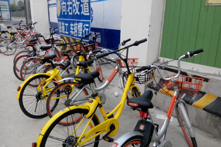 Sepeda-sepeda bike sharing terparkir di dekat stasiun kereta bawah tanah di Middle Yanggao Road, Shanghai, China, Rabu (7/6/2017).