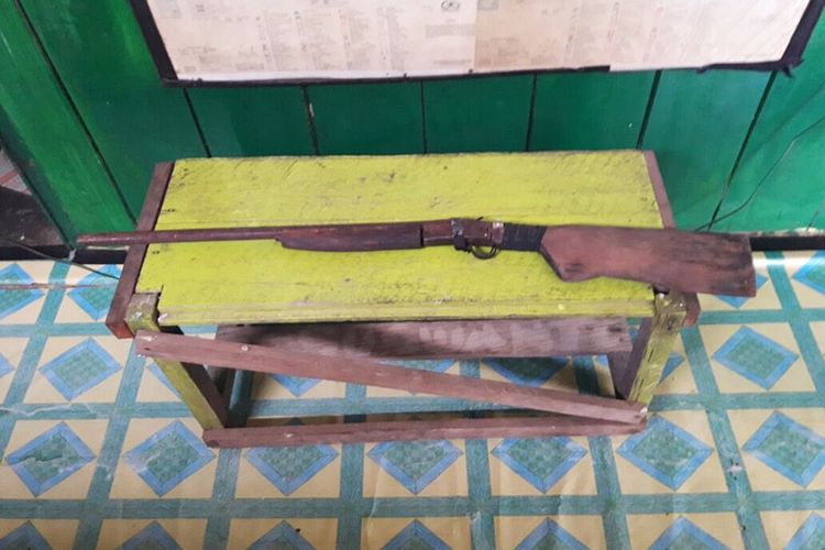 Senjata rakitan milik warga perbatasan di Kecamatan Tulin Onsoi yang diserahkan secara sukarela kepada Satgas Pamtas 611/Awang Long.