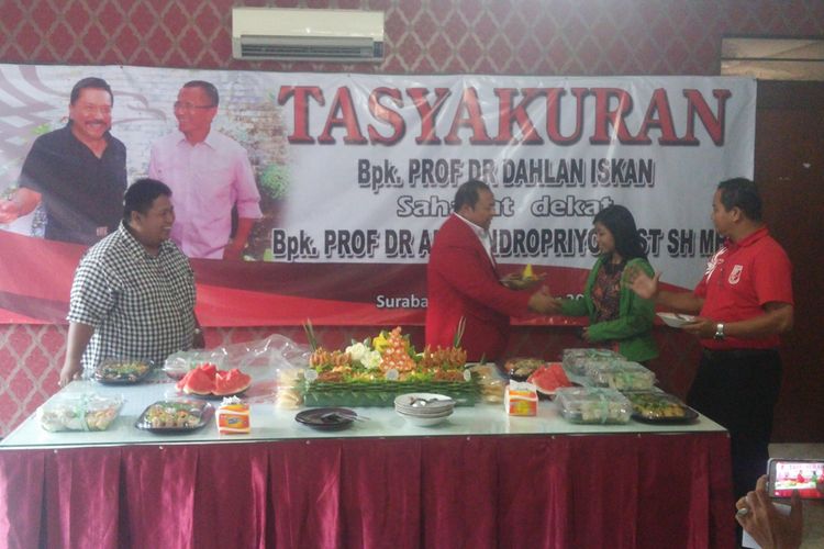 Ketua DPP PKPI Jatim memberi potongan tumpeng kepada anak buah Dahlan Iskan