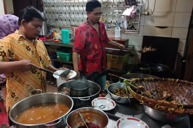 Suasana dapur Ayam Goreng Sop Buntut Daging Pak Supar, Semarang, Rabu (28/3/2018).
