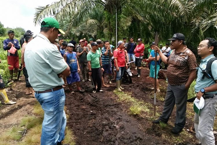 Perugas gabungan BBKSDA Riau memberikan edukasi kepada warga dan pekerja di Desa Tanjung Simpang Kabupaten Indragiri Hilir, Riau.