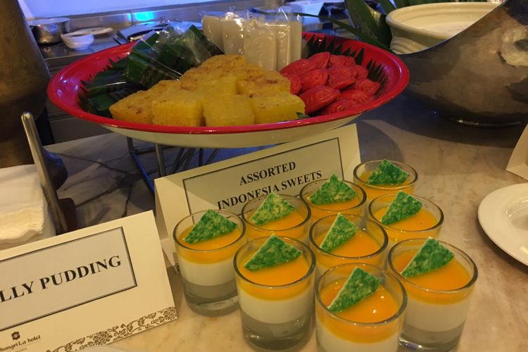 
Aneka kue khas Indonesia yang dihidangkan khusus untuk bulan Ramdhan di SATOO Restoran, Shangri-La, Jakarta, Rabu (18/4/2018).