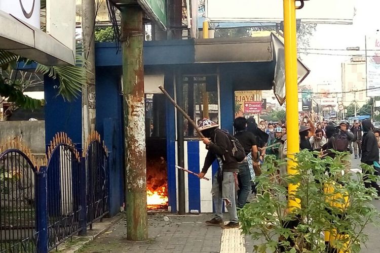 Pos Polisi Lalulintas di pertigaan jalan Jogja - Solo tepatnya di depan UIN terbakar setelah dilempar molotov