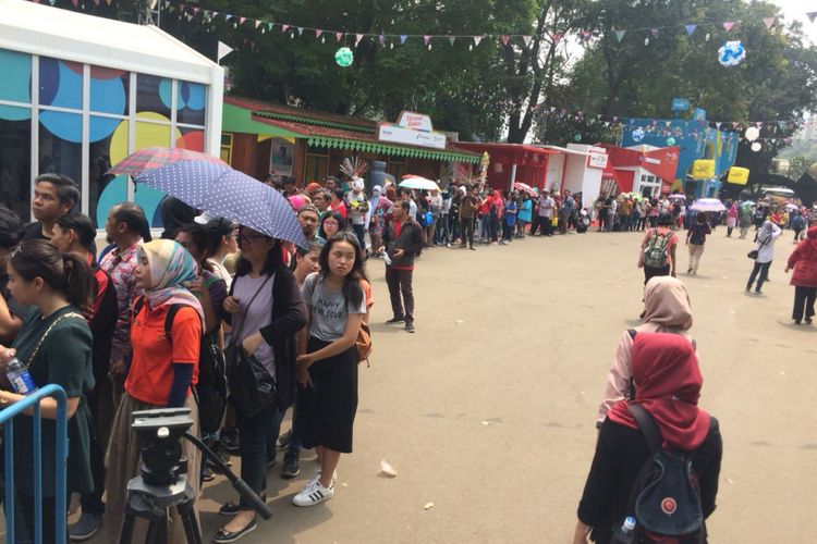 Antrean Pengunjung Merchandise Super Store Asian Games, Jakarta, Jumat (31/08/2018) yang Mengular Hingga ke Bagian Luar Area Asian Fest Menuju Area Istora Senayan.