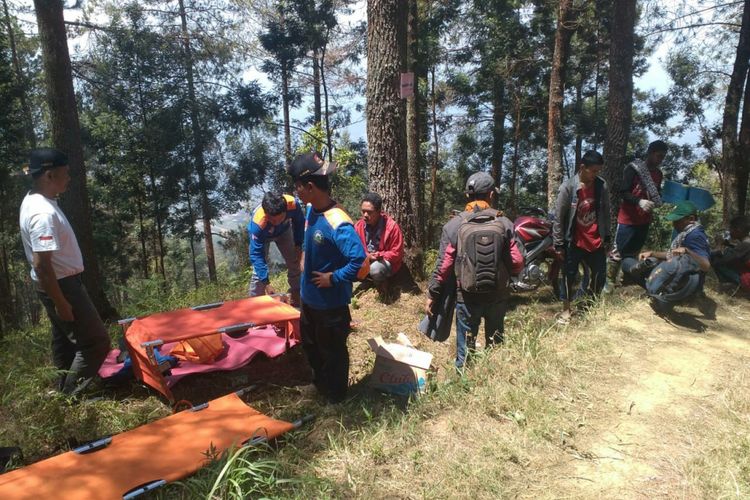 Proses evakuasi para pendaki dari puncak gunung Sumbing yang sedang kebakaran, Selasa (11/9/2018) sore.