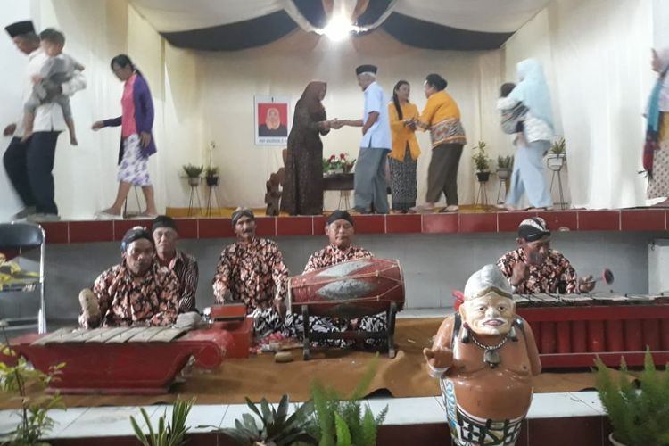 Pemungutan suara pada Pilkades di Desa Ngablak, Kecamatan Ngablak, Kabupaten Magelang, Jawa Tengah, menggunakan nuansa tradisional Jawa, Minggu (14/10/2018).