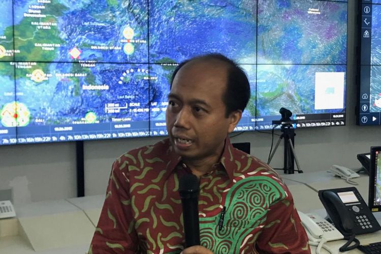 Kepala Pusat Data, Informasi dan Hubungan Masyarakat BNPB Sutopo Purwo Nugroho saat konferensi pers di Graha BNPB, Jakarta Timur, Jumat (25/10/2018).  