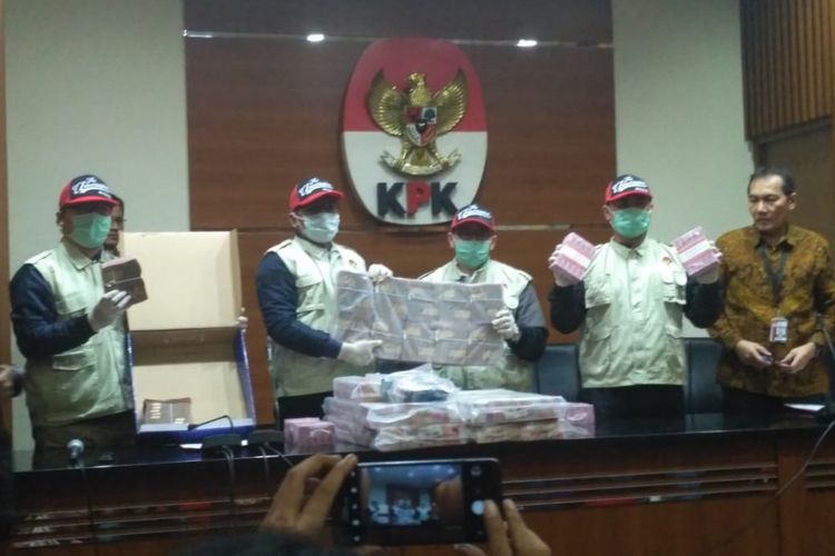 Tim penindakan Komisi Pemberantasan Korupsi (KPK) mengamankan uang sekitar Rp 7 miliar dalam operasi tangkap tangan terhadap pejabat Kementerian Pemuda dan Olahraga (Kemenpora) dan pengurus Komite Olahraga Nasional Indonesia (KONI).