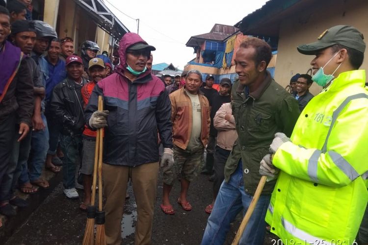 Bupati Manggarai Deno Kamelus sedang memegang sapu lidi untuk membersihkan sampah di selokan dan jalan raya di Kota Ruteng, Jumat (25/1/2019). Bupati turun langsung angkat sampah setelah mendapatkan penilaian dari KLHK sebagai kota terkotor se-Indonesia. 