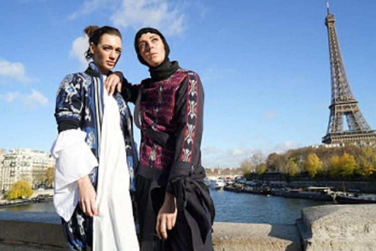 Kain troso yang dibawa Fitria Noor Aisyah (19) dan Farah Aurellia Majid (17), siswi SMK asal Kudus, melenggang di Paris, Perancis.