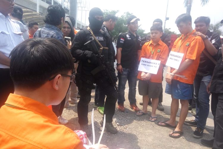 Rekonstruksi kasus penyelundupan sabu 1 ton yang digelar di Bandara Soekarno Hatta, Tangerang pada Kamis (3/8/2017).