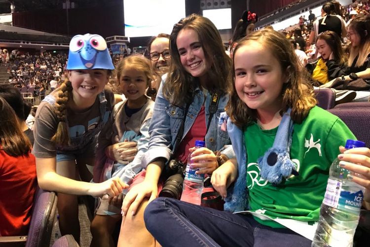 Savannah (kanan) bersama ibu dan dua kakak dan adiknya menyaksikan pertunjukan Disney on Ice di Singapore Indoor Stadium, Singapura, Rabu (14/3/2018).