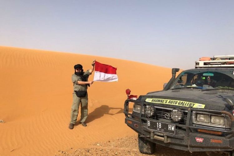 Anggota tim ekspesisi Happy Go Lucky, Hartawan Hauwke Setjodiningrat saat menginjakan kaki di Gurun Sahara di Maroko pada akhir April 2018.