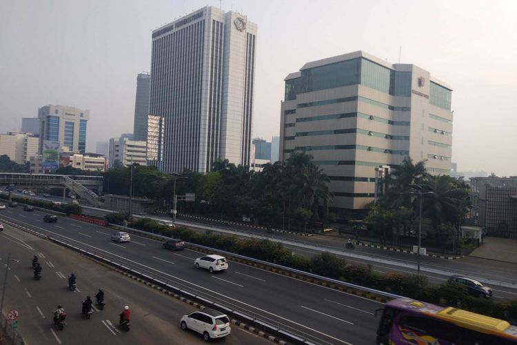 Lalu lintas di Jalan Jenderal Gatot Subroto dan Tol Dalam Kota lengang pada Senin (11/6/2018).