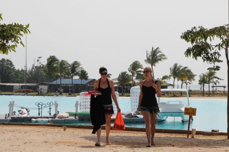 Dua wisman terlihat asik menikmati salah satu tempat pariwisata yaang ada di kawasan Lagoi Bintan, Kepulauan Riau