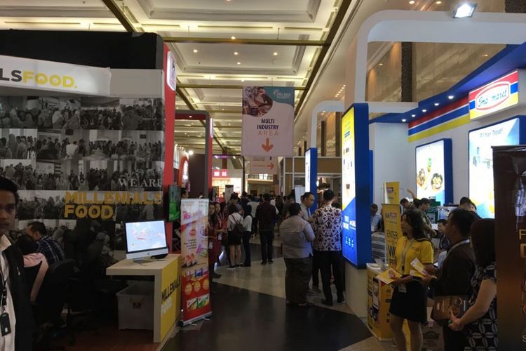 Suasana International Franchise, License, and Business Concept Expo and Conference (IFRA) 2018 di Jakarta Convention Center, Jumat (20/7/2018). Dalam pameran ini, turut hadir pelaku usaha waralaba dari berbagai jenis usaha di Indonesia.