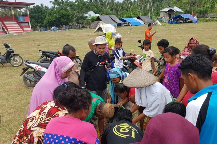 Relawan dari Kepulauan Bangka Belitung bersama warga di pengungsian, Desa Marana, Donggala.