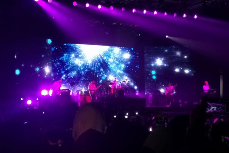 Aksi grup band DAY6 dalam konser YOUTH di The Kasablanka Main Hall, Jakarta Selatan, Sabtu (8/12/2018) malam.
