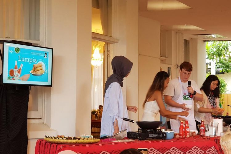 Selebgram terkenal Australia Nick ketika memberikan demo memasak jajanan pasar Indonesia di Wisma Indonesia Sydney pada Sabtu (19/1/2019).