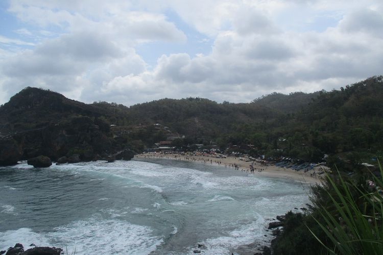 Pantai Siung dilihat dari atas bukit