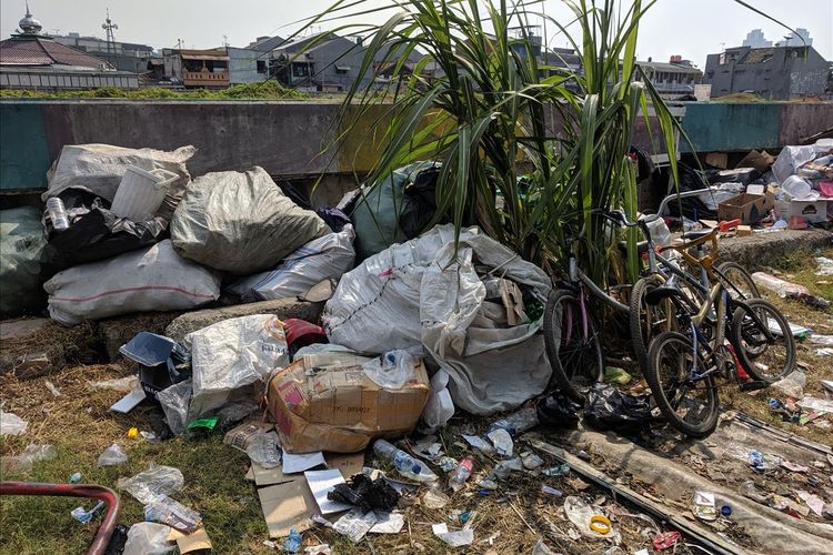 Tumpukan sampah di Jalan Danau Sunter Barat, Tanjung Priok, dekat lokasi pembangunan ITF Sunter, Senin (8/7/2019).