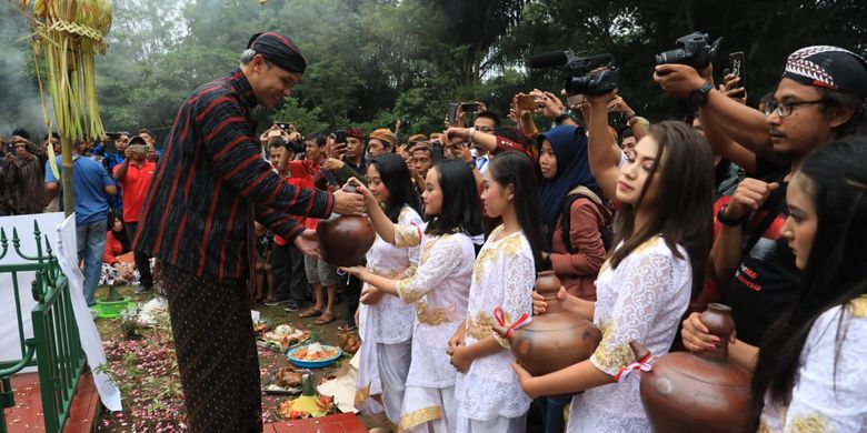 Gubernur Jawa Tengah Ganjar Pranowo mengikuti prosesi Slametan Puser Bumi di Bukit Tidar, Kota Magelang, Jawa Tengah. 