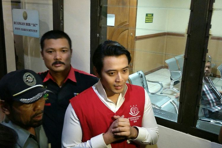 Artis peran Kriss Hatta menjalani sidang kasus dugaan pemalsuan dokumen pernikahan di Pengadilan Negeri Bekasi, Jawa Barat, Rabu (22/5/2019).