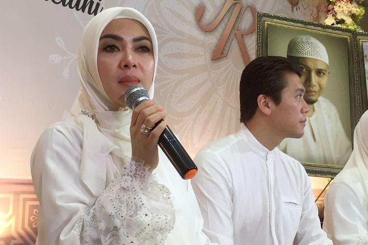 Penyanyi Syahrini bersama sang suami Rheino Barack saat menyantuni 2500 anak yatim di Masjid Az Zikra Bogor, Sabtu (1/6/2019).