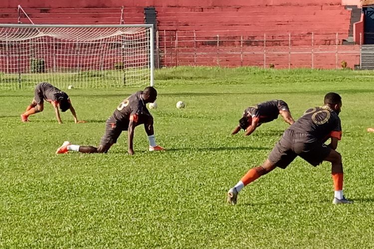 Pemain Semen Padang menggelar latihan di Stadion H.  Agus Salim Padang