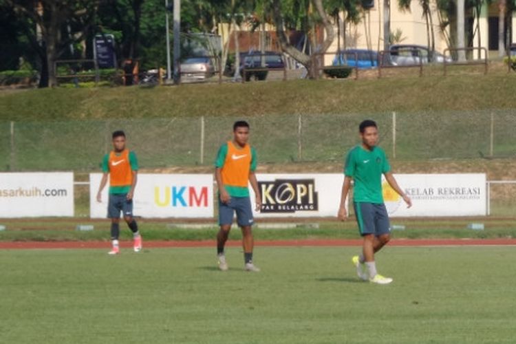 Gelandang timnas U-22 Indonesia, Evan Dimas (kanan) menjalani latihan sesi sore di Stadion UKM, Bangi, Selangor, Senin (14/8/2017).