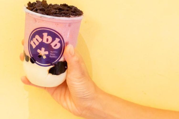 Oreo Tapioca Smoothie yang dijual dengan harga 730 yen untuk ukuran besar adalah tambahan terbaru untuk menu di toko. Stroberi, keju, dan Oreo renyah digabungkan untuk membuat minuman lezat ini.
