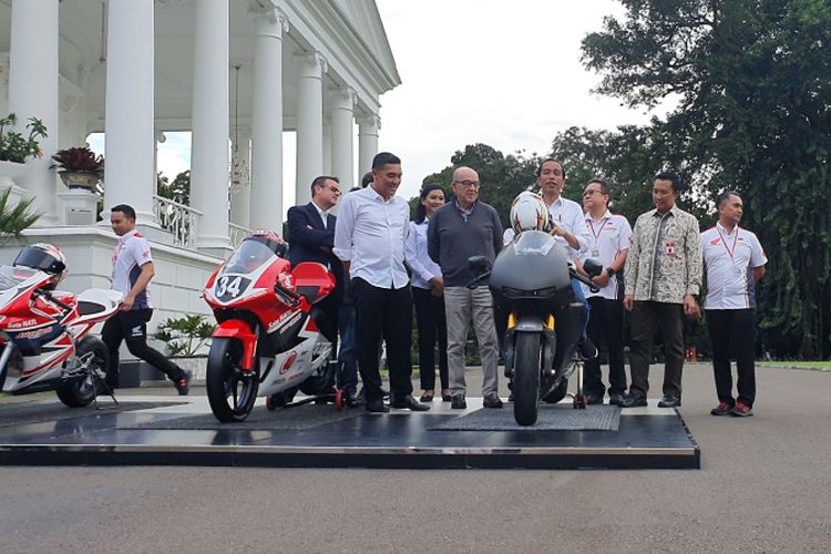 Presiden Joko Widodo menjajal motor balap berkapasitas mesin 1000 CC. Hal itu terjadi usai Jokowi bertemu dengan Carmelo Ezpeleta, CEO Dorna, pemegang lisensi MotoGP, di Istana Bogor, Senin (11/3/2019). 