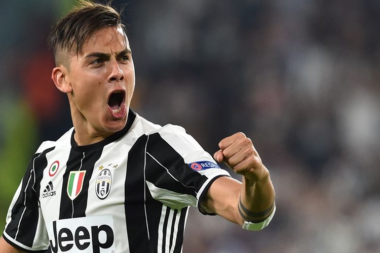 Penyerang Juventus, Paulo Dybala, merayakan gol seusai membobol gawang Barcelona pada pertandingan pertama perempat final Liga Champions, 11 April 2017.  