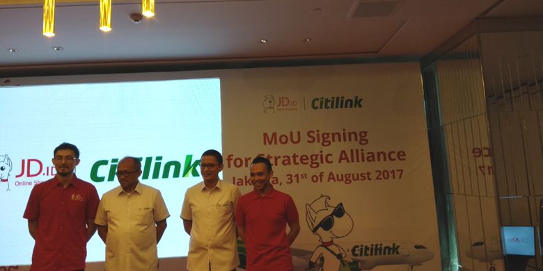 Direktur Utama Citilink Indonesia, Juliandra Nurtjahjo bersama Presiden Direktur JD.ID, Zhang Li dan jajaran direksi setelah penandatangan nota kesepahaman di Jakarta, Kamis (31/8/2017).