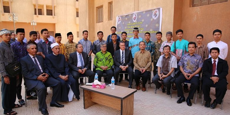 Sejumlah mahasiswa Indonesia bersama pimpinan KBRI Kairo dan Al Azhar di kompleks Asrama Indonesia di Kairo, Mesir, Selasa (12/9/2017)