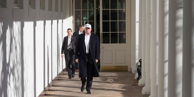 Presiden AS Donald Trump berjalan di lorong West Wing, Gedung Putih. (Foto Resmi Gedung Putih via Telegraph)