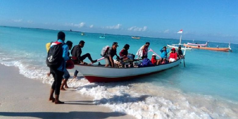Perahu sebagai sarana transportasi warga Pulau Salura