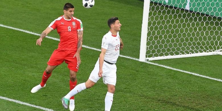 Penyerang Serbia, Aleksandar Mitrovic, mencetak gol ke gawang Swiss melalui sundulan pada pertandingan Grup E Piala Dunia 2018 di Kaliningrad, 22 Juni 2018. 