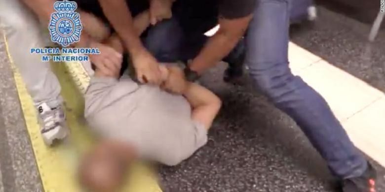 Potongan gambar dari Kepolisian Nasional Madrid, Spanyol, menunjukkan penangkapan terhadap pelaku upskirting, atau merekam bagian bawah rok perempuan tanpa izin, kemudian diunggah ke situs porno.
