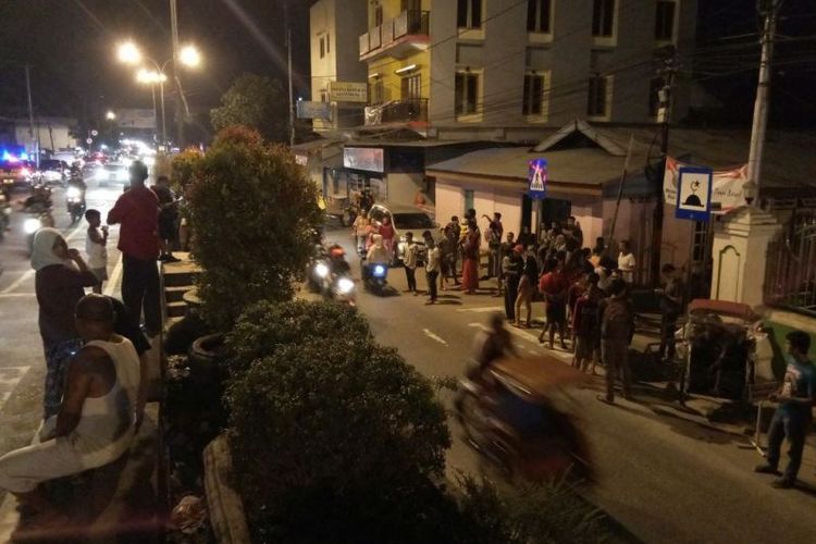 Warga berhamburan di jalanan sesaat setelah Ambon diguncang gempa sebanyak 5 kali, Selasa (31/10/2017) malam.