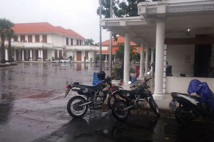 Halaman Gedung Negara Grahadi Surabaya.