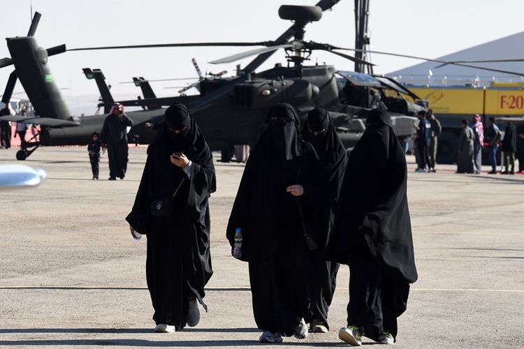 Perempuan Arab Saudi saat mengunjungi pameran penerbangan di bandara Thumamah, pada 11 Januari 2018. 