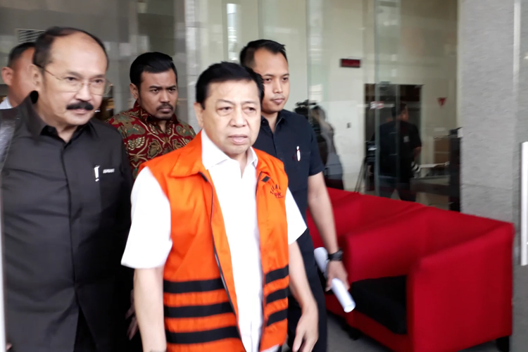 Ketua DPR RI Setya Novanto keluar dari gedung KPK, Rabu (6/12/2017)