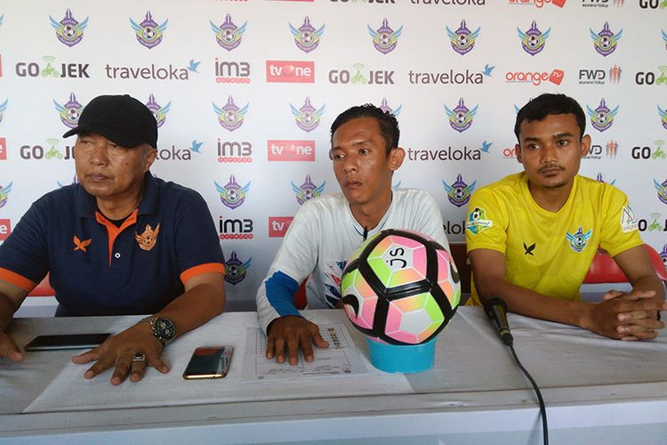 Pelatih Persegres Gresik United Hanafi (kiri) dan Komaruddin (kanan), jelang pertandingan lawan Mitra Kukar.