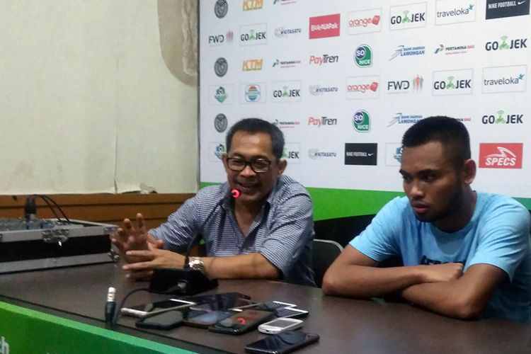 Pelatih Persela Lamongan Aji Santoso (kiri) dan Saddil Ramdani usai laga kontra Mitra Kukar.